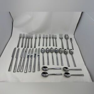ECHO By Oneida Silver 18/10 Stainless Frost & Glossy Handle 34 Piece Flatware